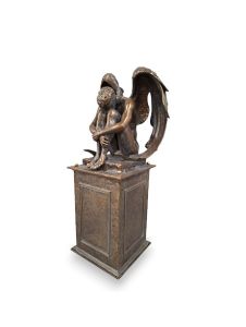 Engelurne ‚Engel der Trauer‘ auf Säule in versch. Farben