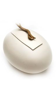 Handgefertigte Keramikurne 'dreieckiges Kissen' weiβ mit dunklem Detail