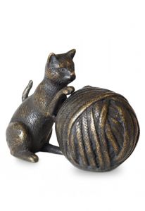 Bronze Kleinurne 'Katze mit Wollknäuel'