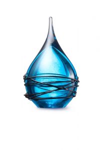Kleinurne Tropfen aus Kristallglas 'Swirl' light blue